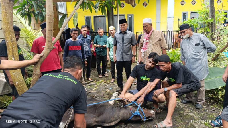 ASR bersama warga, saat kurban sapi (Foto: Istimewa)
