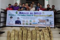 Jamaah Masjid Al Farid Pemkot Palangka Raya, persiapkan daging kurban dalam Kusak Purun (Foto: Istimewa)