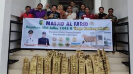 Jamaah Masjid Al Farid Pemkot Palangka Raya, persiapkan daging kurban dalam Kusak Purun (Foto: Istimewa)