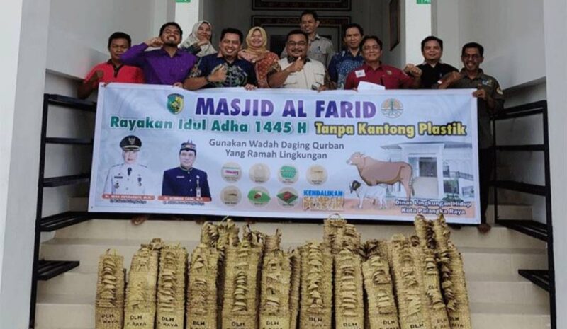 Jamaah Masjid Al Farid Pemkot Palangka Raya, persiapkan daging kurban dalam Kusak Purun (Foto: Istimewa)