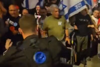 Potongan gambar dari video bentrokan antara warga Israel dan polisi di depan kediaman Netanyahu pada Senin, 17 Juni 2024.