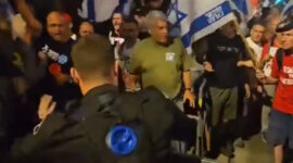 Potongan gambar dari video bentrokan antara warga Israel dan polisi di depan kediaman Netanyahu pada Senin, 17 Juni 2024.
