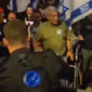 Potongan gambar dari video bentrokan antara warga Israel dan polisi di depan kediaman Netanyahu pada Senin, 17 Juni 2024.