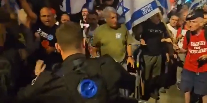 Potongan gambar dari video bentrokan antara warga Israel dan polisi di depan kediaman Netanyahu pada Senin, 17 Juni 2024.