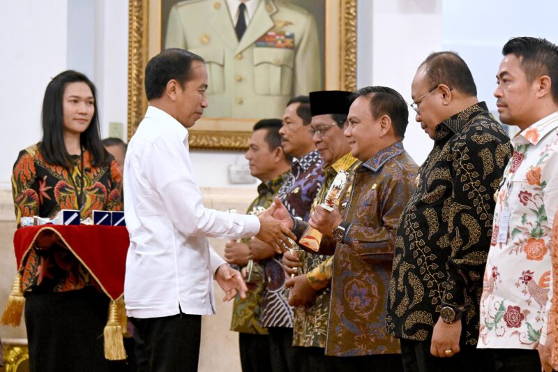 Pj Gubernur Sultra Andap Budhi Revianto saat menerima penghargaan dari Presiden Jokowi di Istana negara