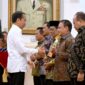 Pj Gubernur Sultra Andap Budhi Revianto saat menerima penghargaan dari Presiden Jokowi di Istana negara