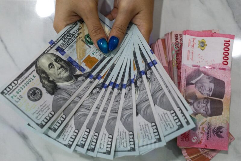 ilustrasi mata uang dolar dan rupiah.