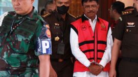 Menteri Komunikasi dan Informatika Johnny G Plate (tengah) berjalan menuju mobil tahanan usai menjalani pemeriksaan di Kejaksaan Agung (Kejagung), Jakarta, Rabu (17/5/2023). Kejaksaan Agung menetapkan Menteri Komunikasi dan Informatika Johnny G Plate sebagai tersangka kasus dugaan korupsi proyek penyediaan infrastruktur BTS 4G infrastruktur pendukung paket 1, 2, 3, 4, 5 Bakti Kominfo tahun 2020-2022 yang merugikan negara mencapai Rp8 triliun. ANTARA FOTO/Reno Esnir/foc.