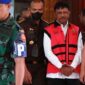Menteri Komunikasi dan Informatika Johnny G Plate (tengah) berjalan menuju mobil tahanan usai menjalani pemeriksaan di Kejaksaan Agung (Kejagung), Jakarta, Rabu (17/5/2023). Kejaksaan Agung menetapkan Menteri Komunikasi dan Informatika Johnny G Plate sebagai tersangka kasus dugaan korupsi proyek penyediaan infrastruktur BTS 4G infrastruktur pendukung paket 1, 2, 3, 4, 5 Bakti Kominfo tahun 2020-2022 yang merugikan negara mencapai Rp8 triliun. ANTARA FOTO/Reno Esnir/foc.