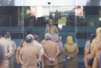 Sekda Sultra Asrun Lio saat pimpin apel gabungan