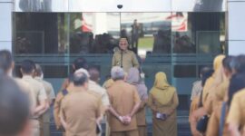 Sekda Sultra Asrun Lio saat pimpin apel gabungan