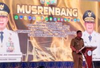 Kepala Bappeda Sultra J Robert saat menyampaikan laporan dalam pembukaan Musrenbang 2025 di Kota Baubau.