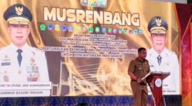 Kepala Bappeda Sultra J Robert saat menyampaikan laporan dalam pembukaan Musrenbang 2025 di Kota Baubau.