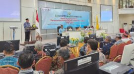 Sekda Sultra Asrun Lio saat membuka Rakortekrenbang di Kota Baubau, Jumat (11/4/2025).