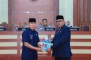 Gubernur menyerahkan dokumen Gubernur Sultra Beri Penjelasan Atas RPJMD Provinsi Sulawesi Tenggara Tahun 2025 – 2029 ke Ketua DPRD Sultra