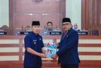 Gubernur menyerahkan dokumen Gubernur Sultra Beri Penjelasan Atas RPJMD Provinsi Sulawesi Tenggara Tahun 2025 – 2029 ke Ketua DPRD Sultra