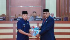 Gubernur menyerahkan dokumen Gubernur Sultra Beri Penjelasan Atas RPJMD Provinsi Sulawesi Tenggara Tahun 2025 – 2029 ke Ketua DPRD Sultra