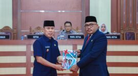 Gubernur menyerahkan dokumen Gubernur Sultra Beri Penjelasan Atas RPJMD Provinsi Sulawesi Tenggara Tahun 2025 – 2029 ke Ketua DPRD Sultra