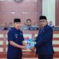 Gubernur menyerahkan dokumen Gubernur Sultra Beri Penjelasan Atas RPJMD Provinsi Sulawesi Tenggara Tahun 2025 – 2029 ke Ketua DPRD Sultra