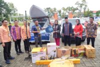 Bank Sultra menyerahkan bantuan mobil sampah ke Wali Kota kendari.