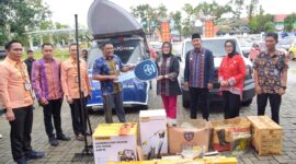 Bank Sultra menyerahkan bantuan mobil sampah ke Wali Kota kendari.