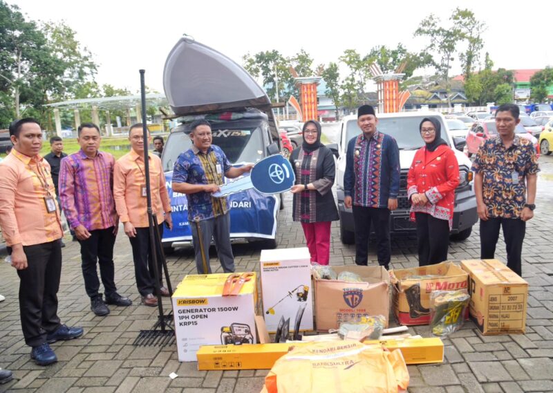 Bank Sultra menyerahkan bantuan mobil sampah ke Wali Kota kendari.
