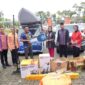 Bank Sultra menyerahkan bantuan mobil sampah ke Wali Kota kendari.